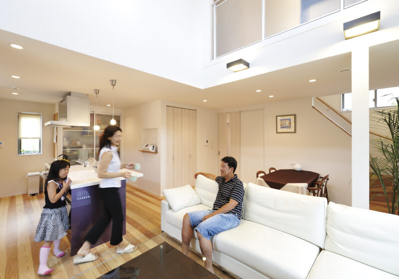 どこにいても家族が繋がる狭小地に建つ３階建てのおうち