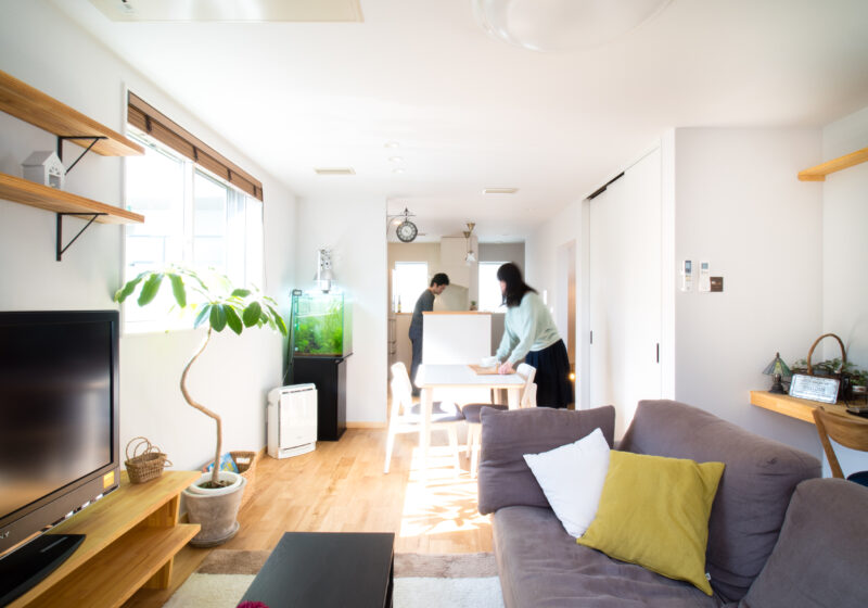 狭小地に建つ ご夫婦仲良くネットカフェができる家