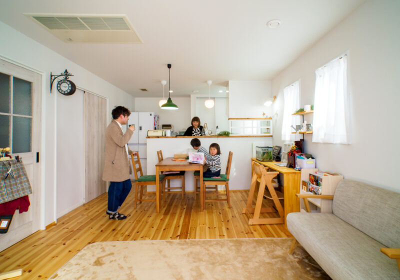 狭小地に建つ 居心地よくて自然と人が集まる光いっぱいのお家