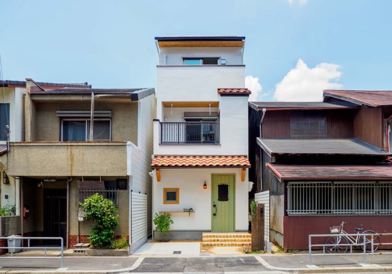ナチュラルかわいい外観が目を惹く狭小住宅