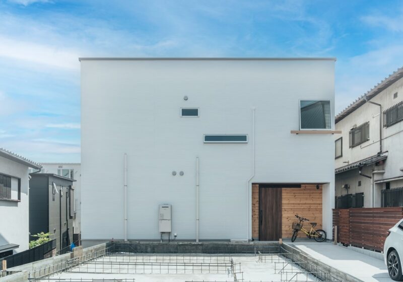 シンプルデザインの外観×大人カラークロスの二世帯住宅