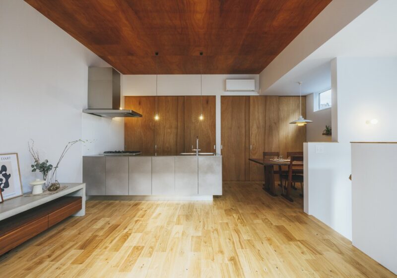 “勾配天井×板張り” 映えるステンレスキッチンのお家